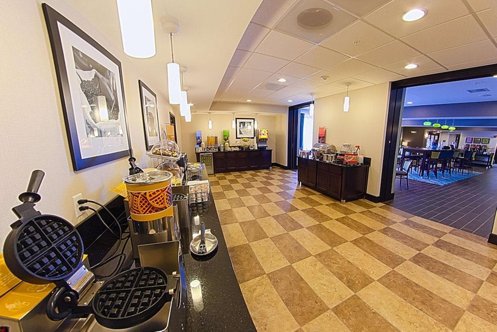 Hampton Inn Dekalb - Near The University מראה חיצוני תמונה
